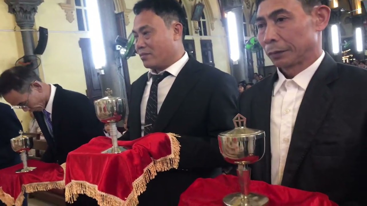 Hội gia trưởng xứ nam xá dâng lễ vật kính thánh giu se 