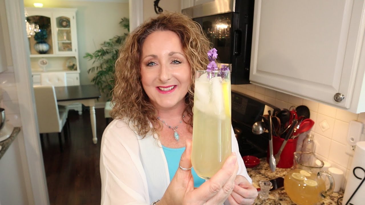 Lavender Lemonade ~ How To Use Lavender ~ Using Your Herbs ~ Refreshing Summer Treat