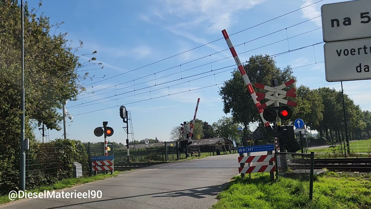 *Bijzonder* Spoorwegovergang Heukelom (NL) // Dutch Railroad Crossing