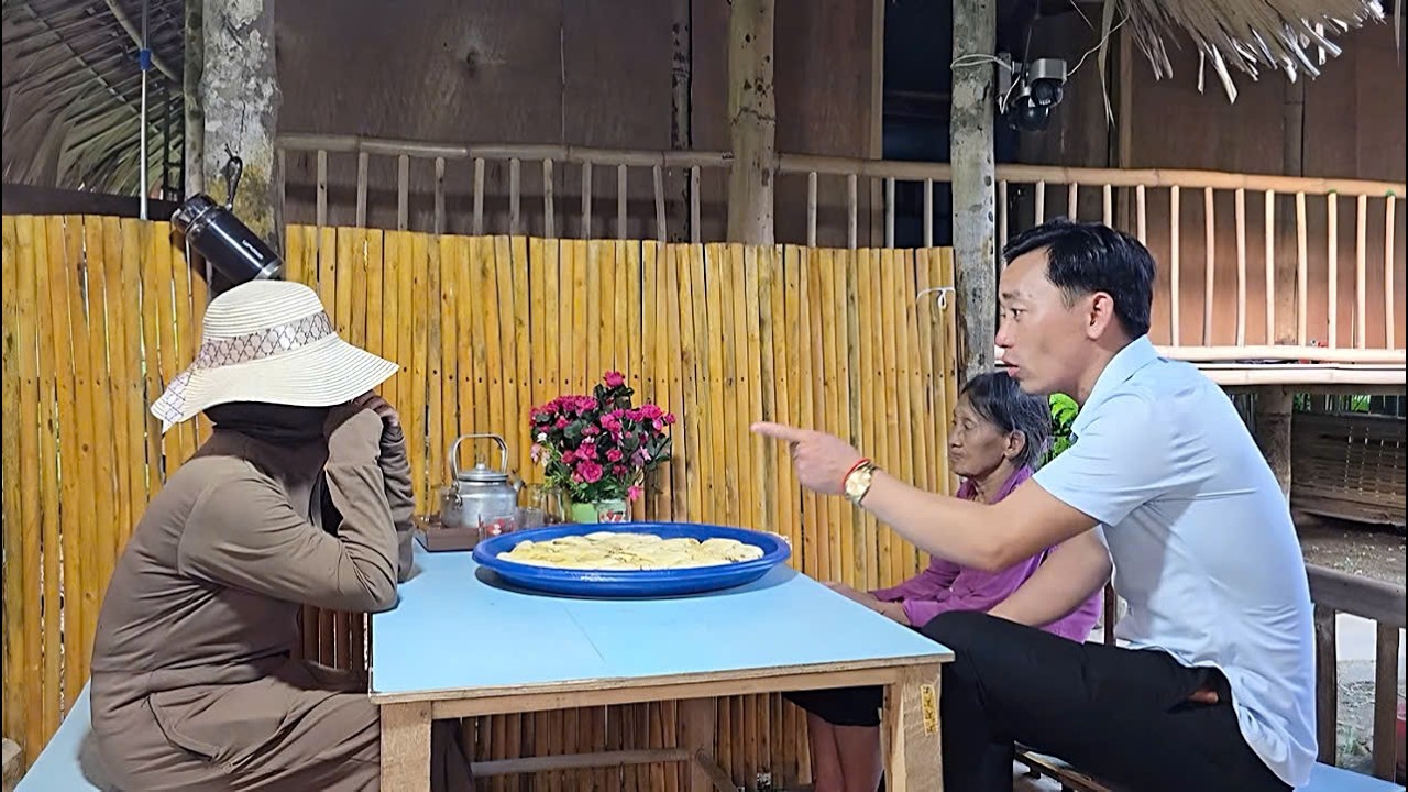 Sinh's mother arrived and refused to pay the compensation Bảo demanded.