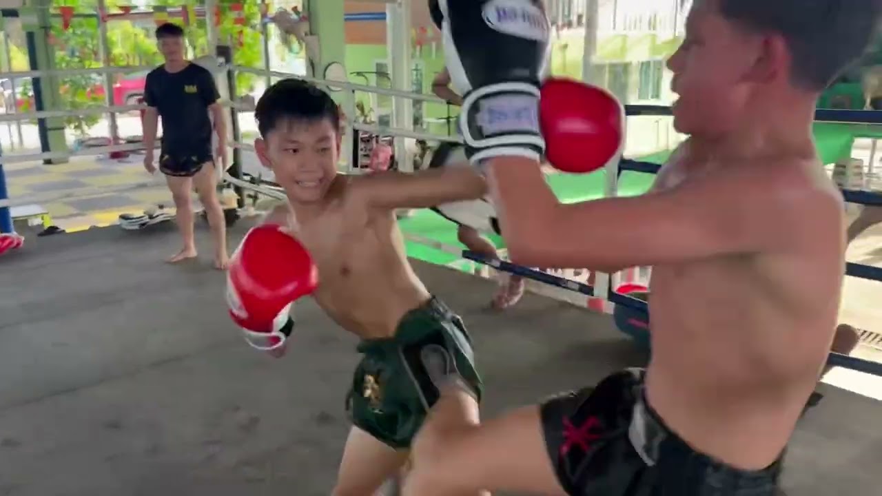 The Muay Thai Minor * Sparring at Chid Chom Cafe *