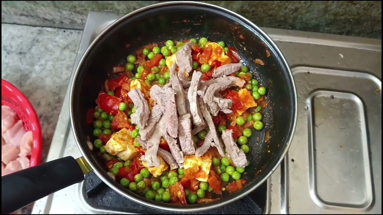 Very delicious curry 1cup gravy 2 roti se pet bharane wala meat mattar paneer Butter gravy
