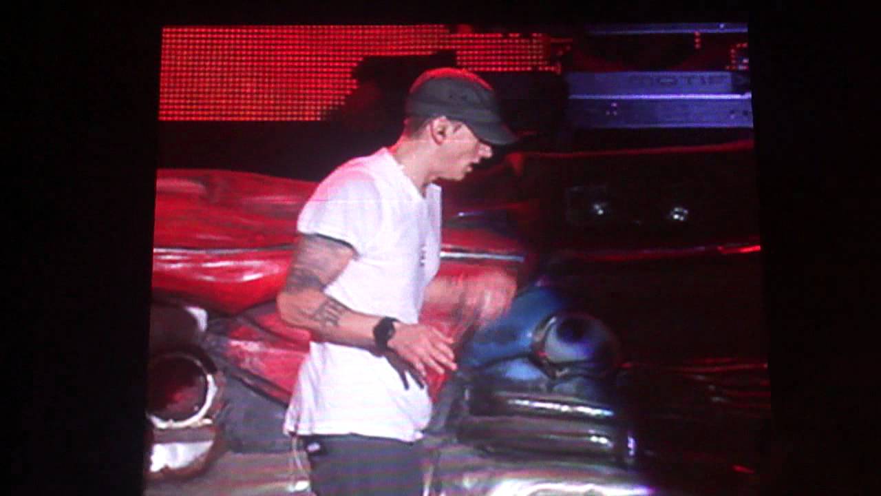 Eminem & Rihanna - love the way u lie at V festival 2011