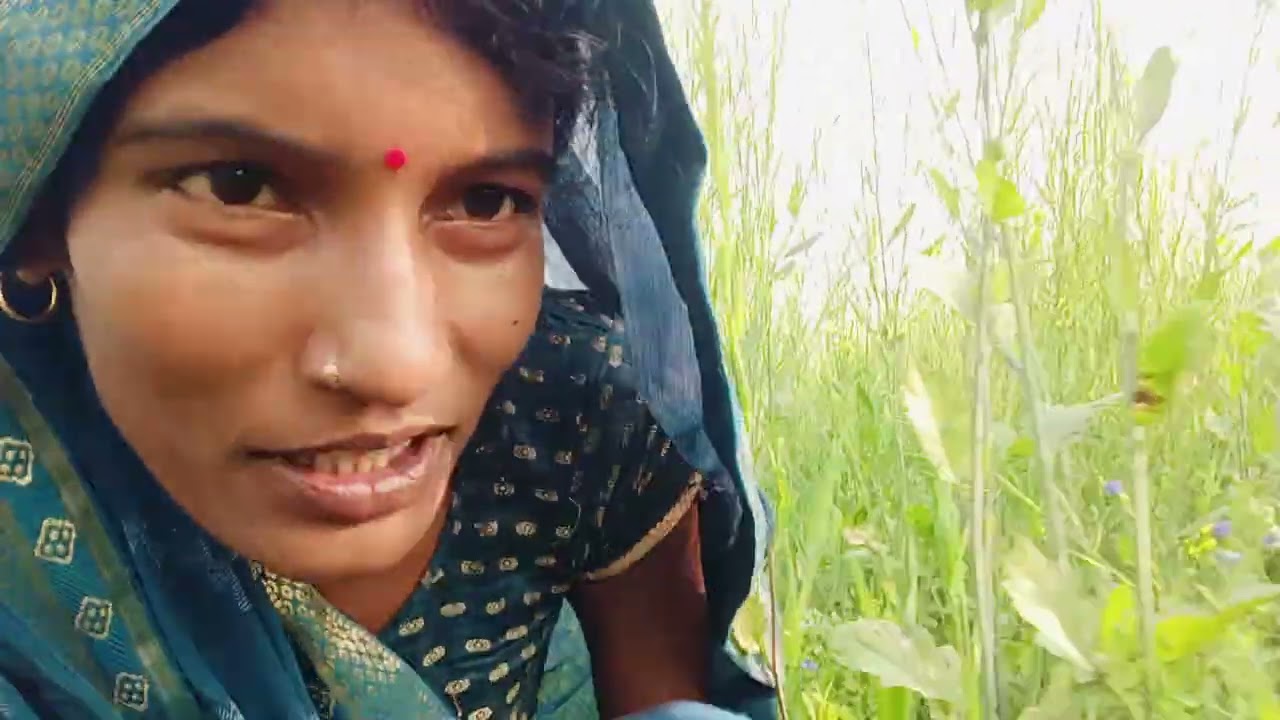 घास काटते हुए पकड़ी गई