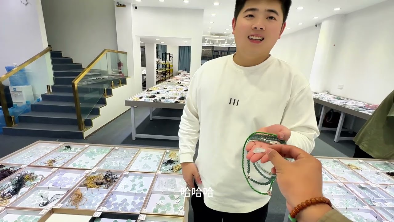 帮妈妈选条翡翠毛衣链，堂弟在，这羊毛让我薅的，多少有点不好意思了#半仙来了 #生活 #翡翠 #珠宝