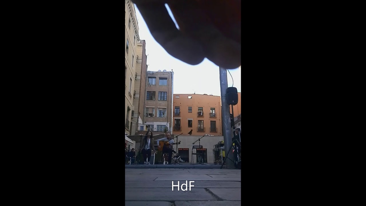 Rosalía canta Ojos verdes acompañada de Roger Sabartés