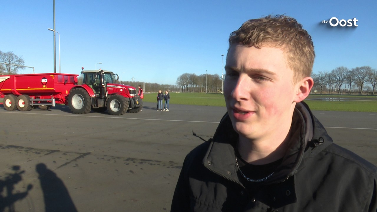 Basisschoolleerlingen uit Staphorst krijgen les over omgang met landbouwvoertuigen in het verkeer