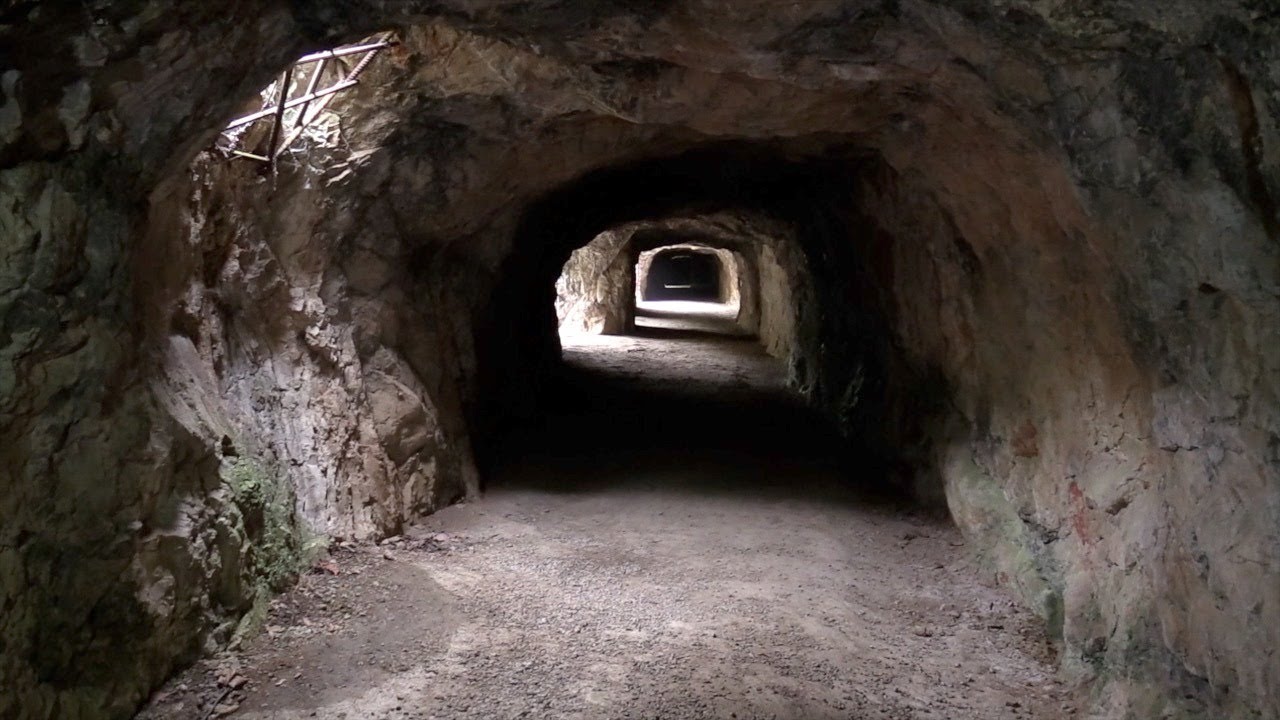 Badatelé živě: Lomy Mořina a kletba Hanse Hagena