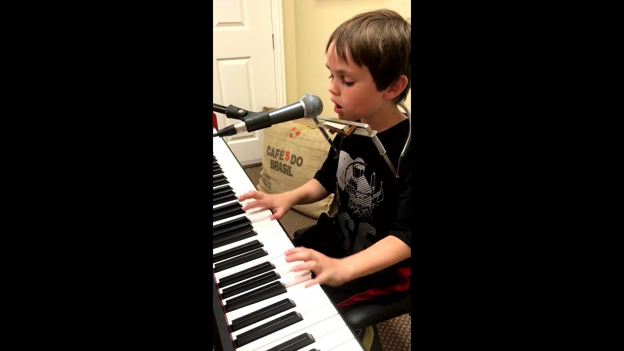 Ni&ntilde;o talentoso tocando el Piano y la Arm&oacute;nica