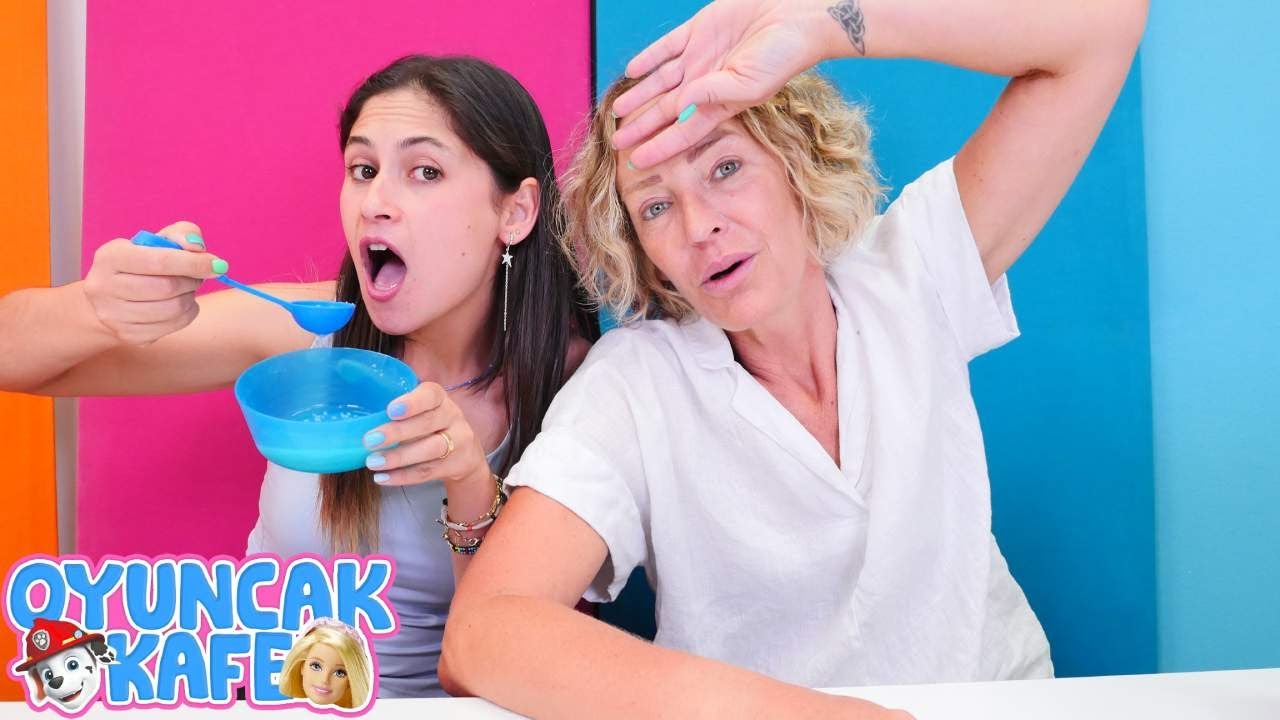 Çocuklar için eğitici video. Oyuncak Kafe - Ayşe ve Nicole soğuk çorba yapıyor