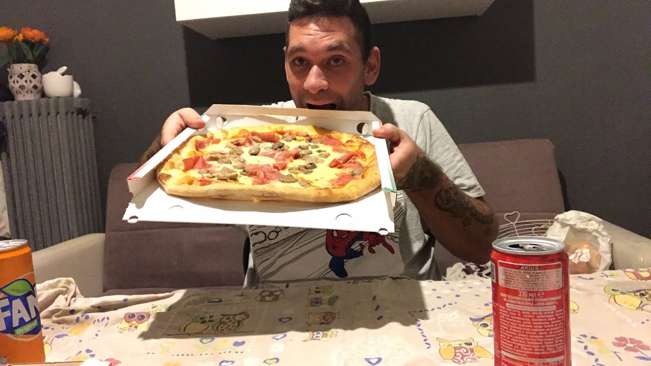 Eating show mukbang ita con pizza e prosciutto cotto e funghi