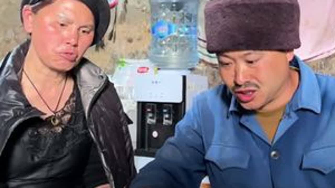 看到桌子上只有酸菜就说吃了的，等你把腊肉端上来，他又想吃又不好意思#给春天加一把柴米油盐#记录我的乡村生活 #我的乡村生活