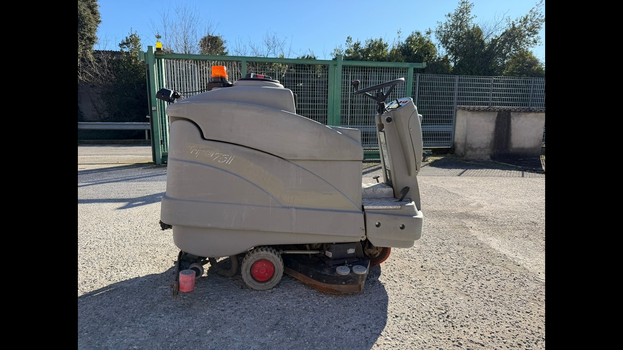 LAVASCIUGA PAVIMENTI PROFESSIONALE UOMO A BORDO COMAC TRIPLA 75B CON CARICABATTERIE
