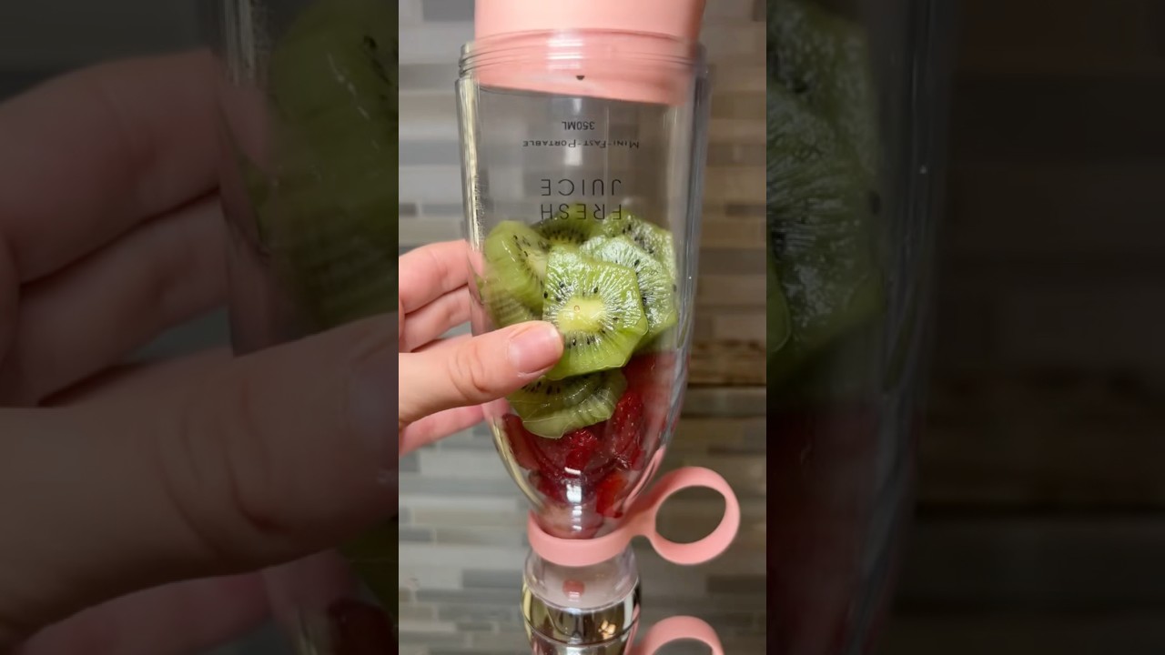 Strawberry kiwi 🍓🥝 #freshjuice #smoothie #milkshake #portableblender #foryoupage #summer #mini