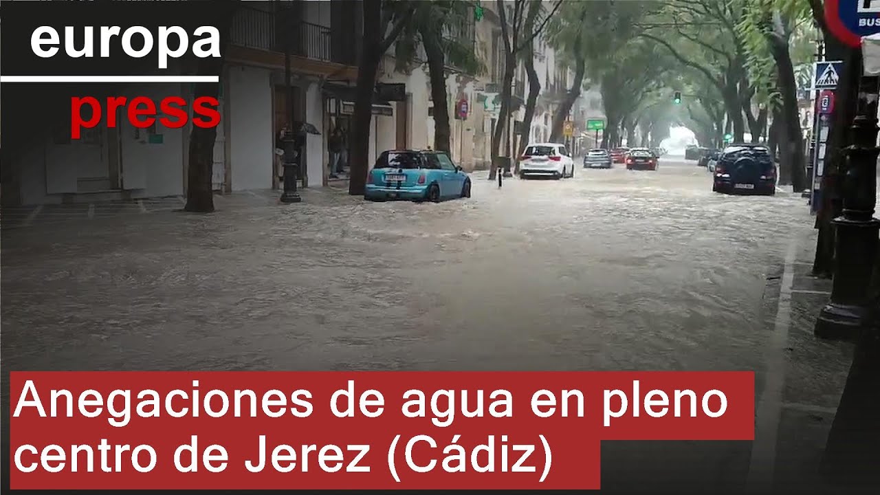 Anegaciones de agua en pleno centro de Jerez (Cádiz)