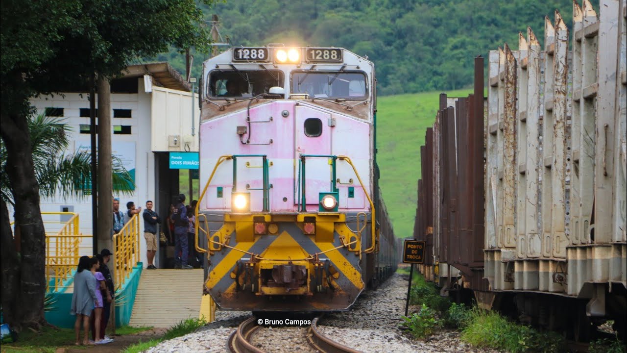 Trem de passageiros na estação Dois Irmãos, Barão de Cocais-MG, cruzamento com trem cargueiro