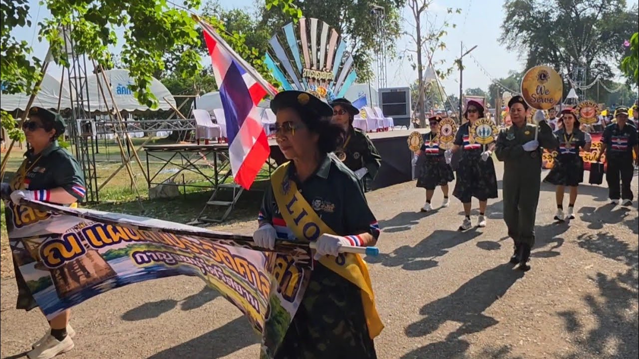 Здесь очень оживленно. Парад еще не закончился; очередь очень длинная.