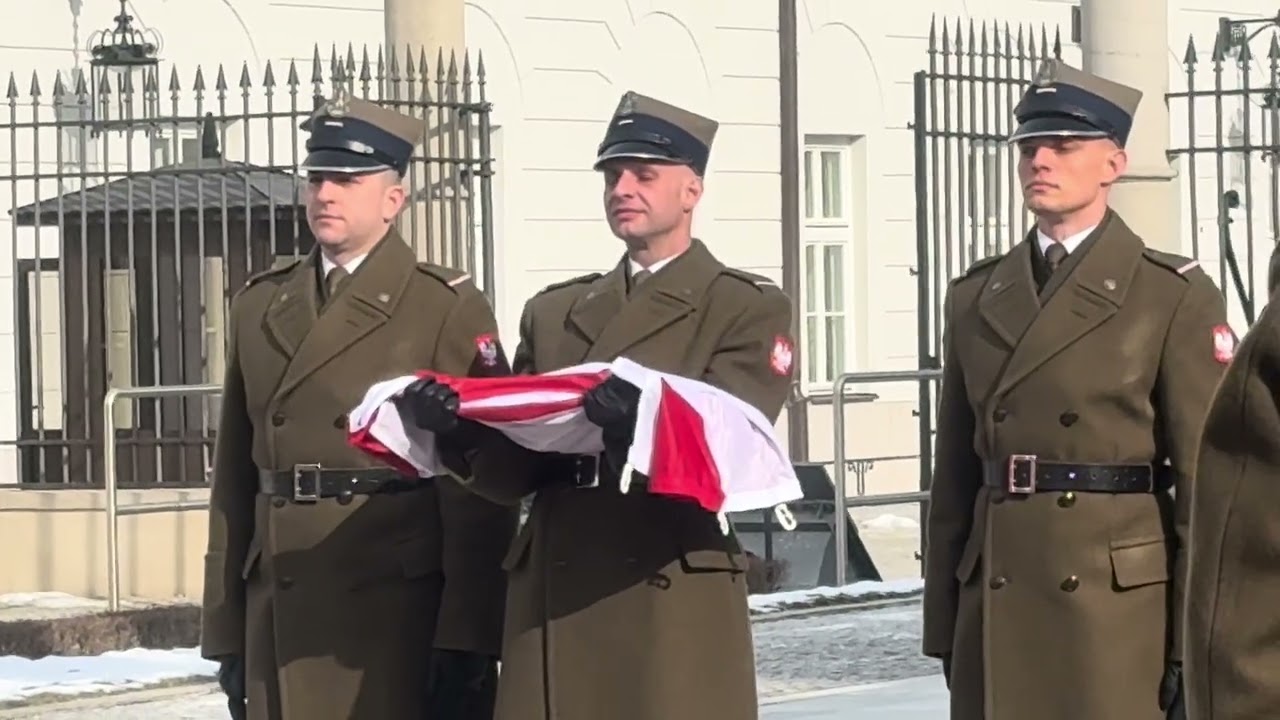 Żołnierze z Pułku Reprezentacyjnego Wojska Polskiego składają flagę Rzeczpospolitej Polskiej.🇵🇱🫡