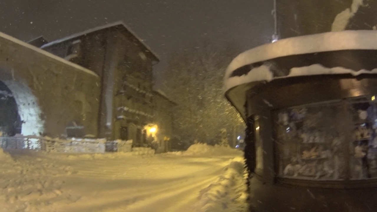 Due passi sotto la neve ad Aosta, il video