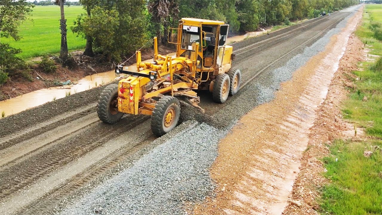 Amazing Motor Grader MiXing Gravel Build Foundation Road, Powerful Of Motor Grader Pushing Gravel