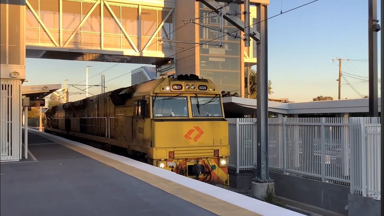 Queensland Trains - Afternoon Peak at the new Rocklea Station