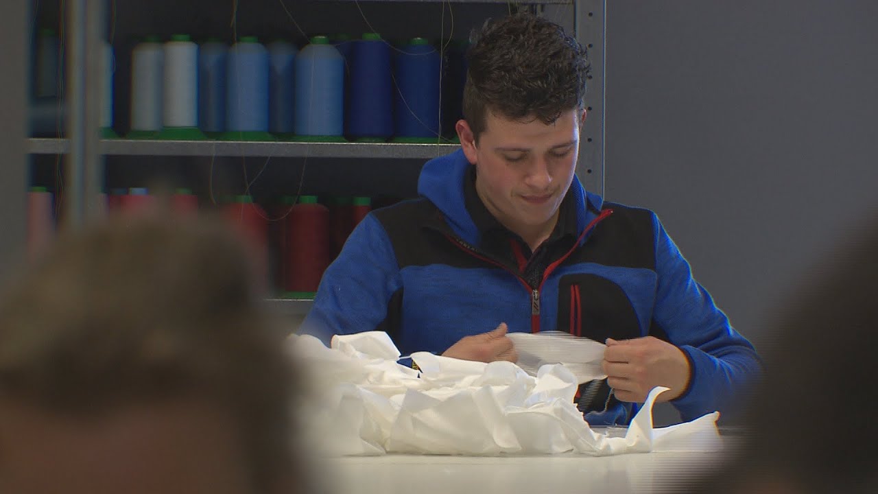 Dit gordijnbedrijf springt bij tijdens coronacrisis: 'Mondkapjes redden levens'