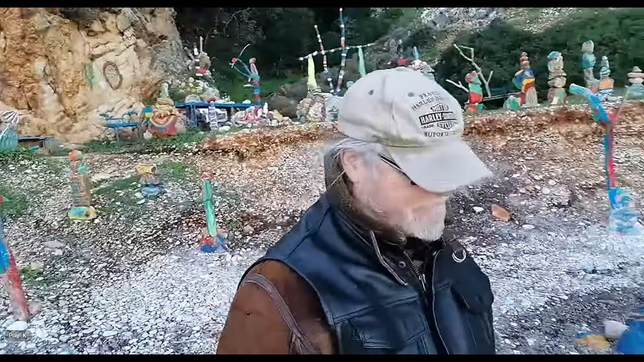 Что случилось с парнем, который раскрашивал камни на Поросе? И пляж Мунда на Поросе зимой?