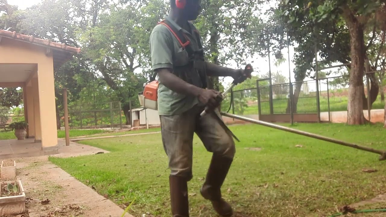 mostrando como  se roçar a grama batatais