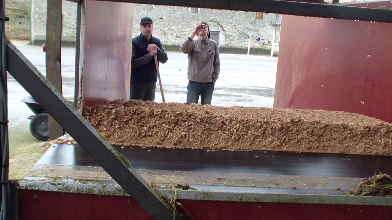 Toploader handling a fine wood chip