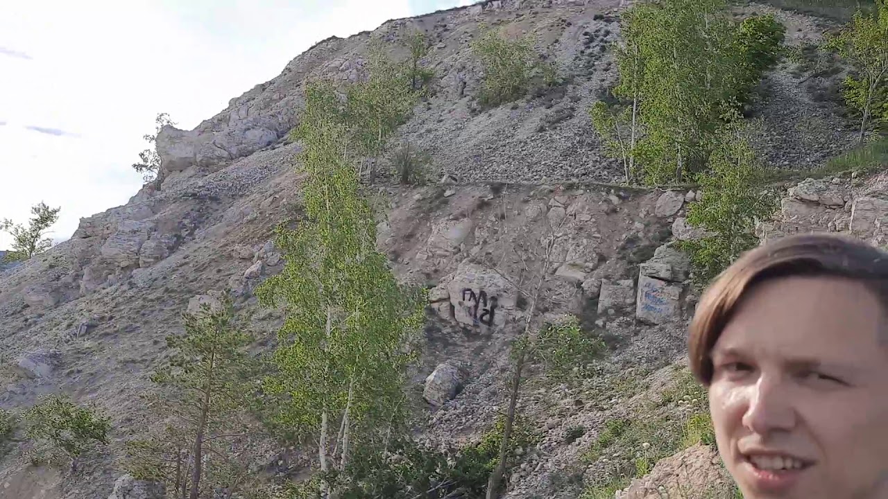 Забрались на гору и набухались )