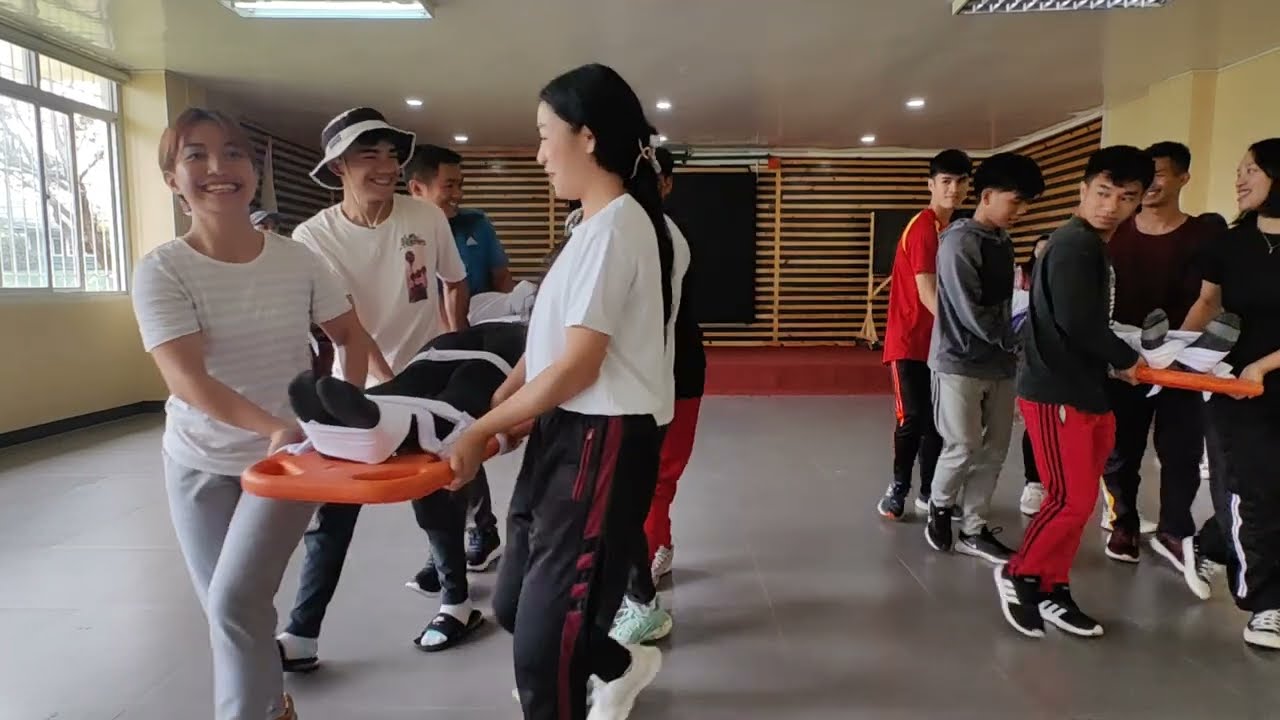 Proper lifting of casualty using spineboard