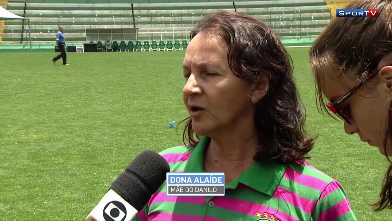Mãe do goleiro Danilo emociona repórter ao lembrar de jornalistas mortos em acidente aéreo