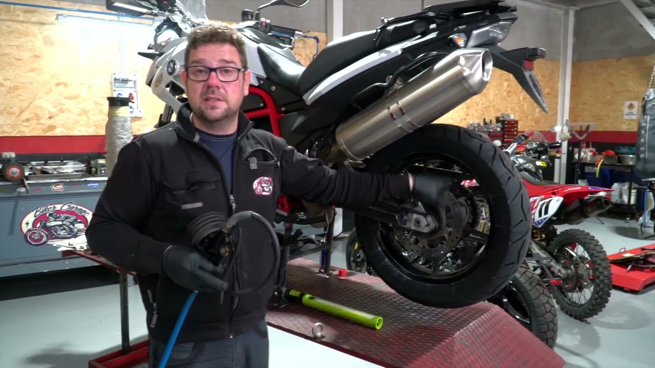 BIKER GARAGE 04 Mantenimiento BMW F700 GS