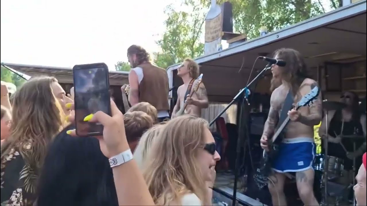 E. Hilterz - Torsten hällde brännvin i ett glas åt Karin Söder (Muskelrock 2024).