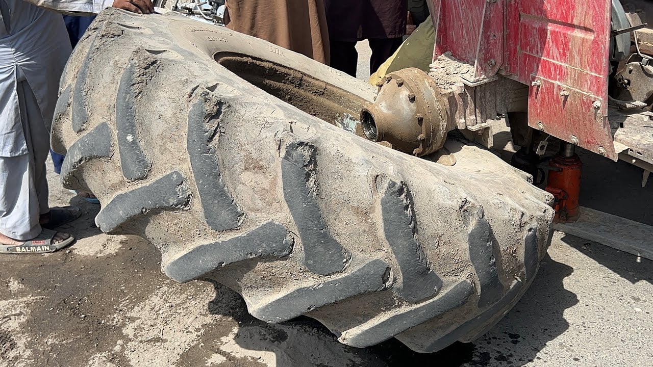 Broken Tractor Axle Repair on Roadside | Amazing Pakistani Mechanics Work