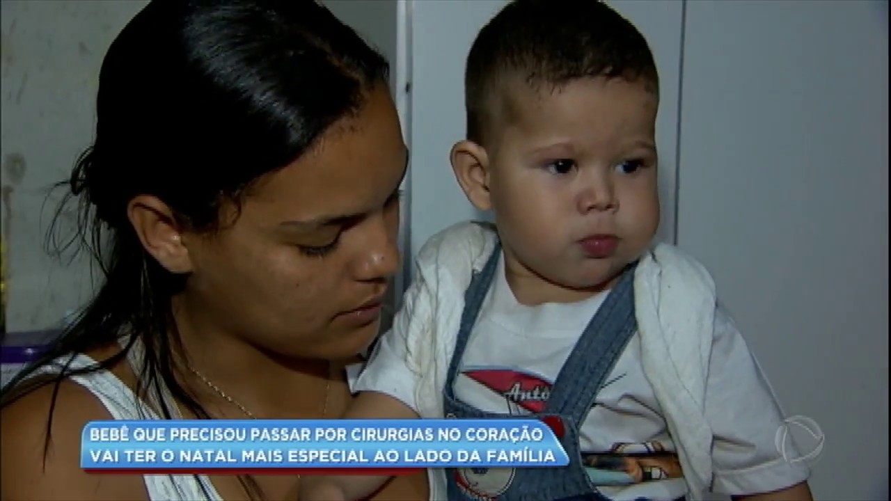 Bebê se recupera de cirurgias no coração e agora ganha Natal especial