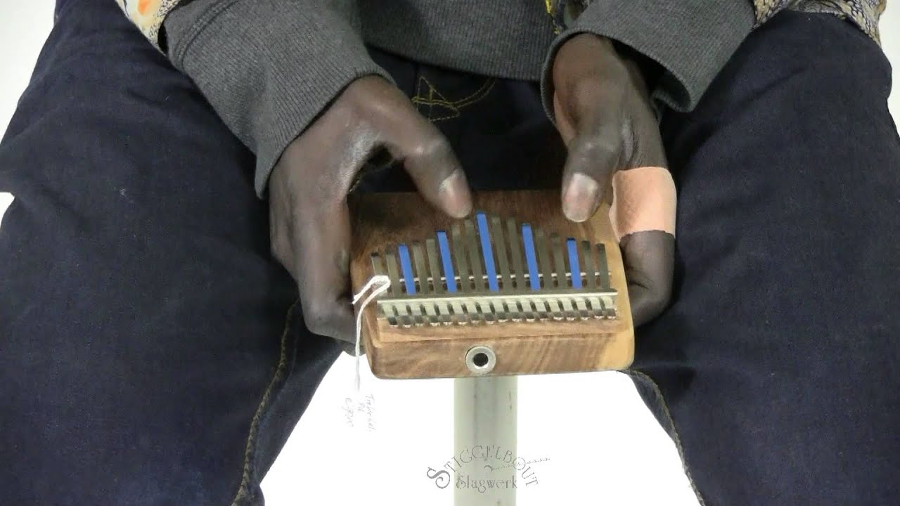 Mamour Seck bespeelt de Hugh Tracey kalimba Treble Celeste