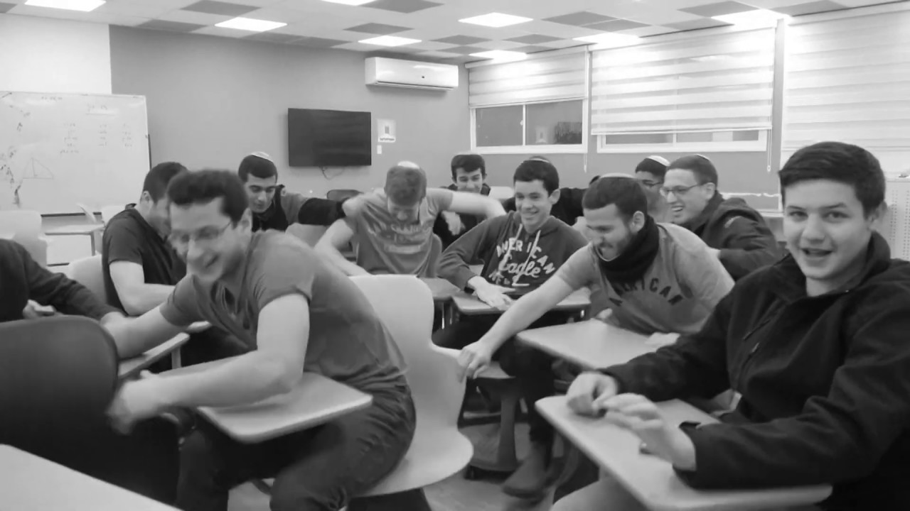 הכתרה ישיבת אמית נחשון מחזור יא' פרדס