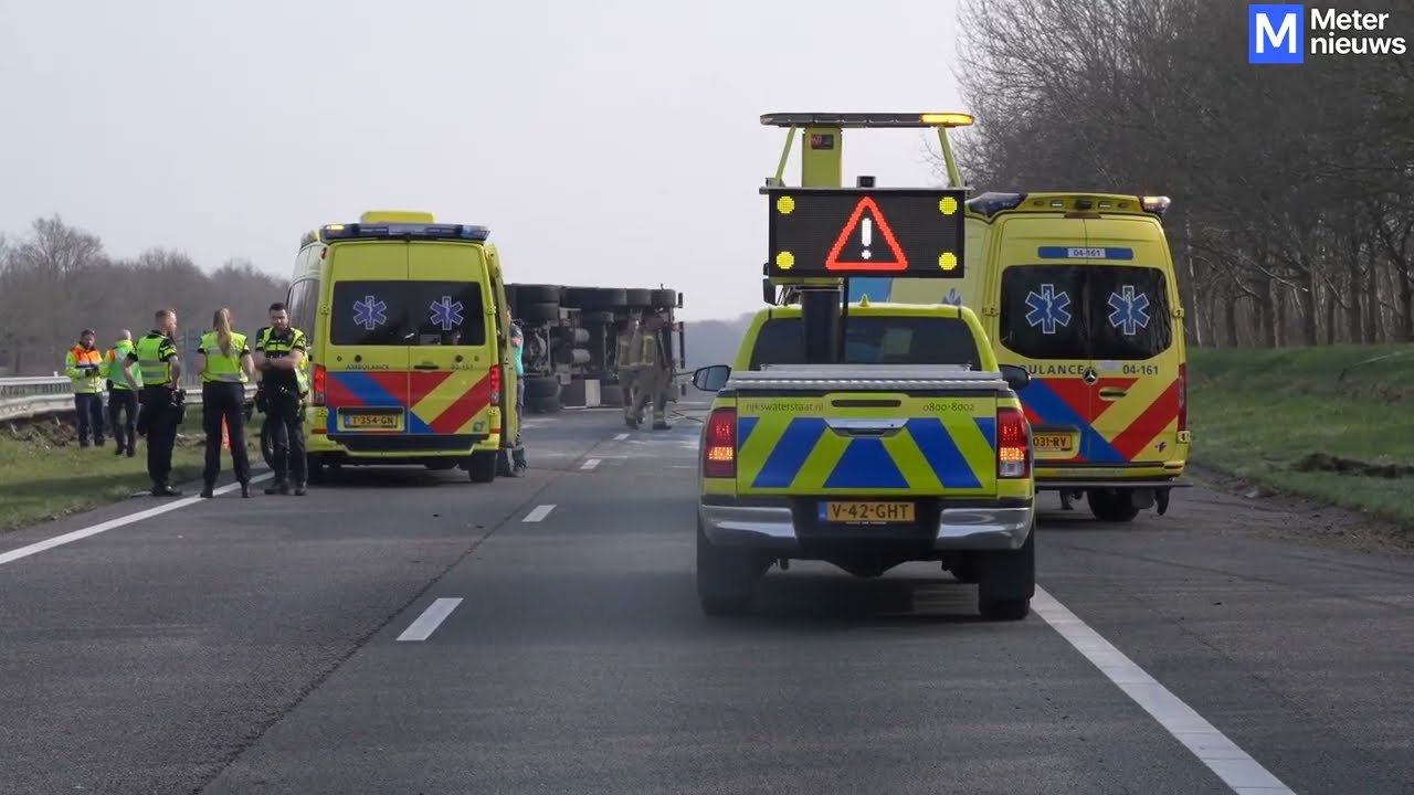 Грузовик с вином на обочине трассы A32 Хавельтерберг-Стинвейк