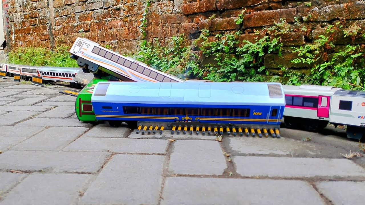 Miniatur Kereta Kayu : Tabrak belakang kereta lain?!???