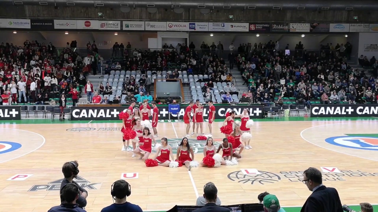 Show LeoPompom au Match de Nanterre92 pour la Basketball Champions League