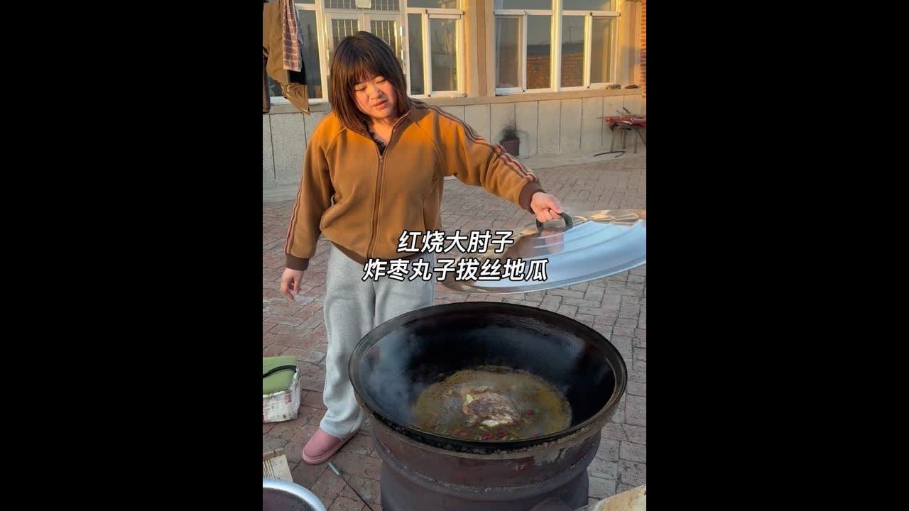今天我妈炸枣丸子了 这可是小时候过年才能吃上的好东西！我姐今天也下厨了 给我们做了个红烧大肘子#青年创作者成长计划 #记录我的农村生活 #农村的冬天就是闲不住