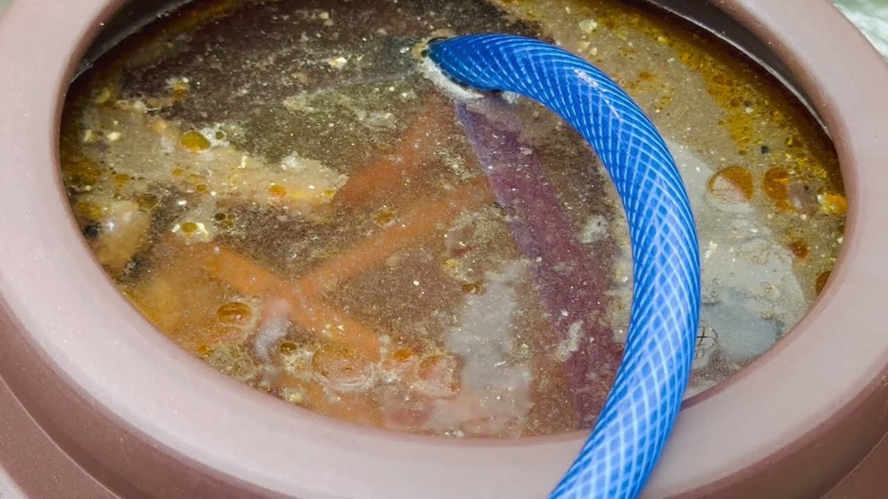Cập nhật hai lu nước mắm cá linh tại Sài Gòn, thêm muối hột cho hai lu nước mắm.