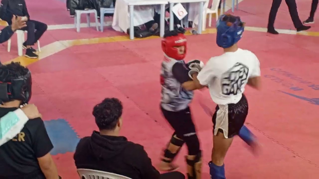 Boutolit Tonis fi il kickboxing 