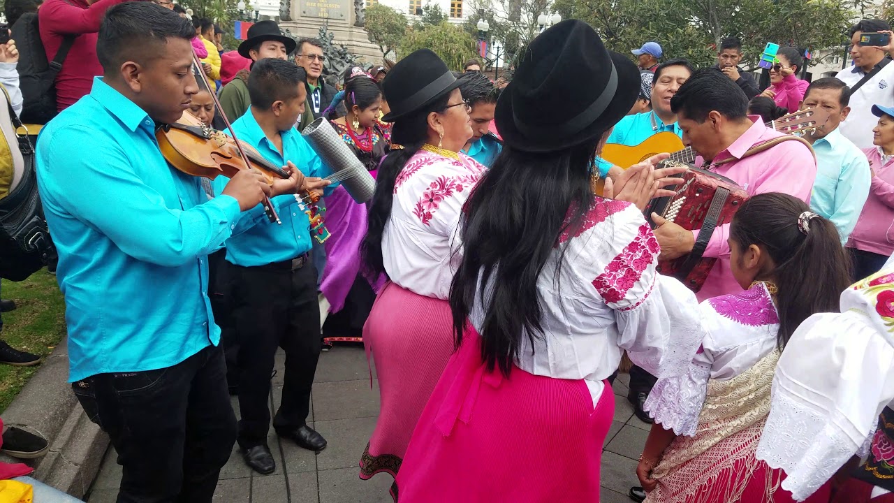 Caminantes de Zuleta en plaza grande después de la presentación por pedido de todo el publico presen