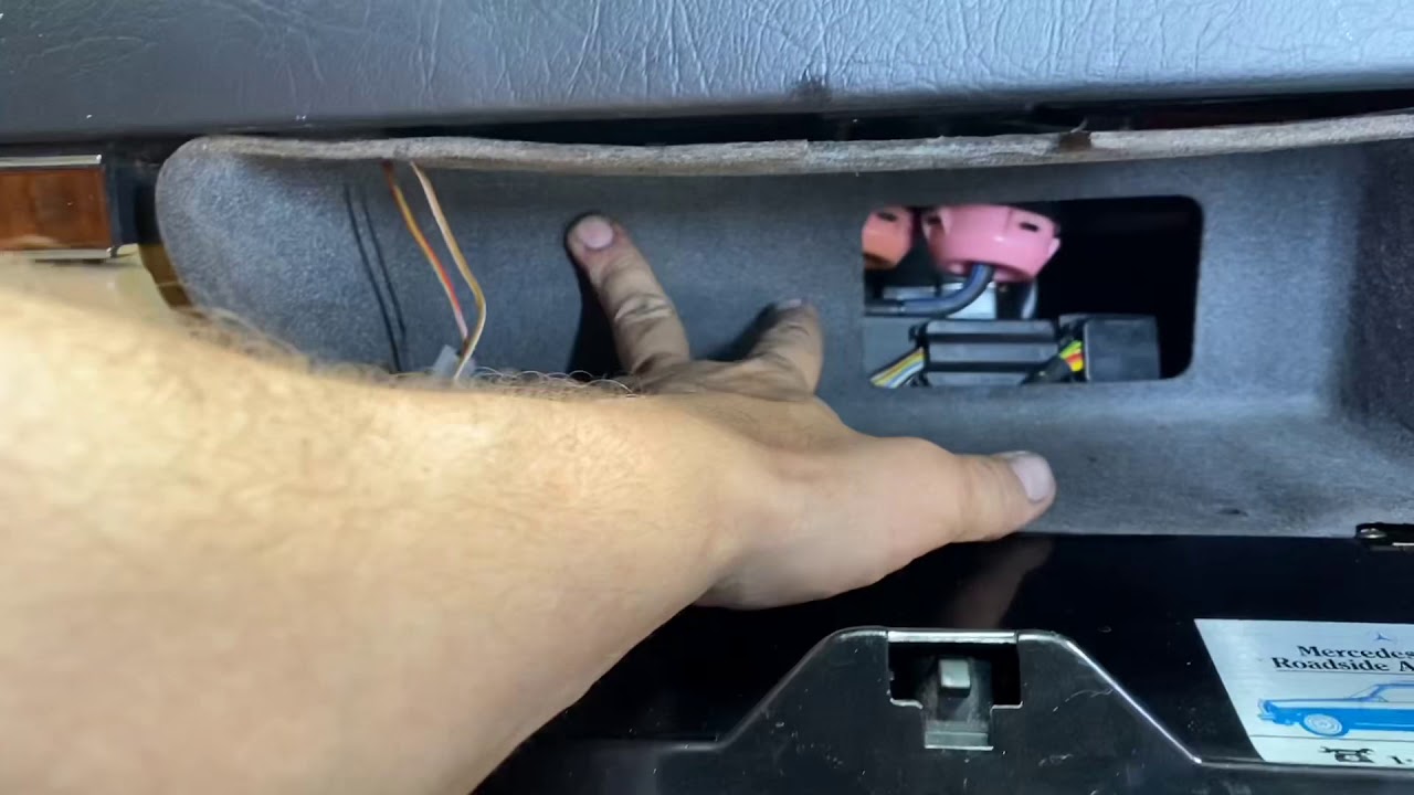 Palm Beach Classics "How To" replace the fuel pump relay on your Mercedes-Benz 560SL R107