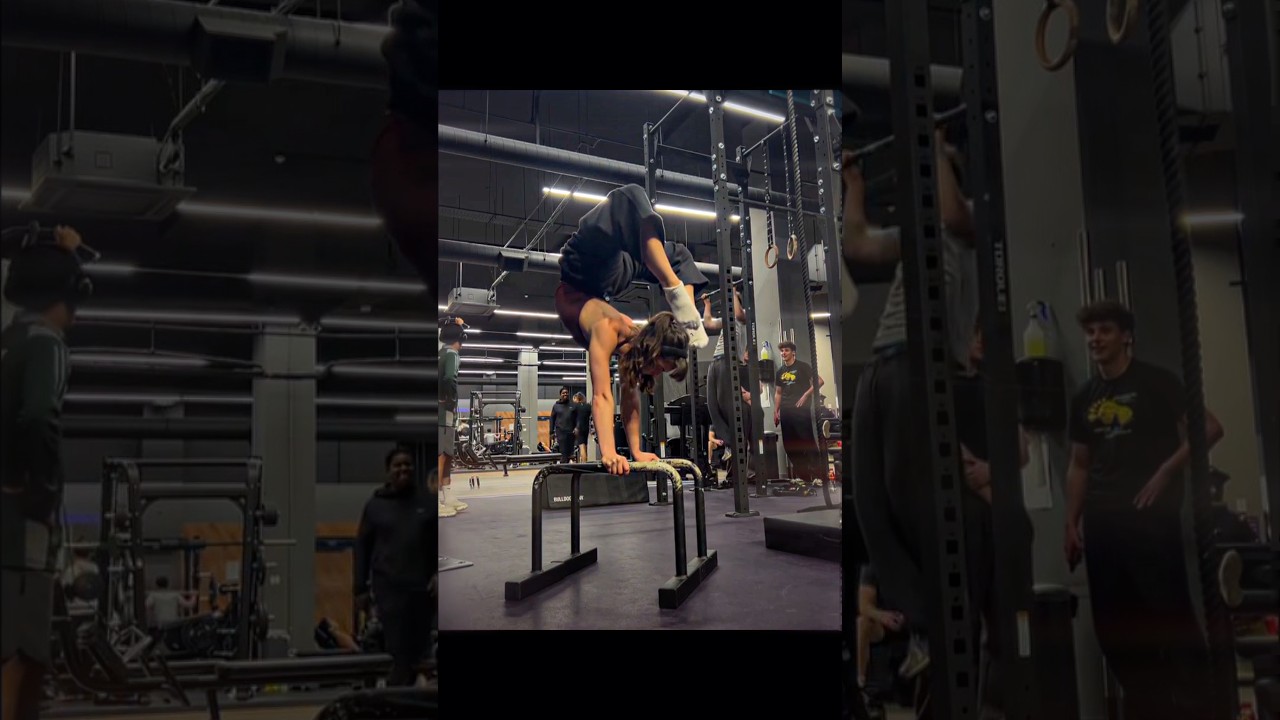 Girls Doing Calisthenics in Public Gym 💀🔥#freestyle #planche #motivation #calisthenics #reaction