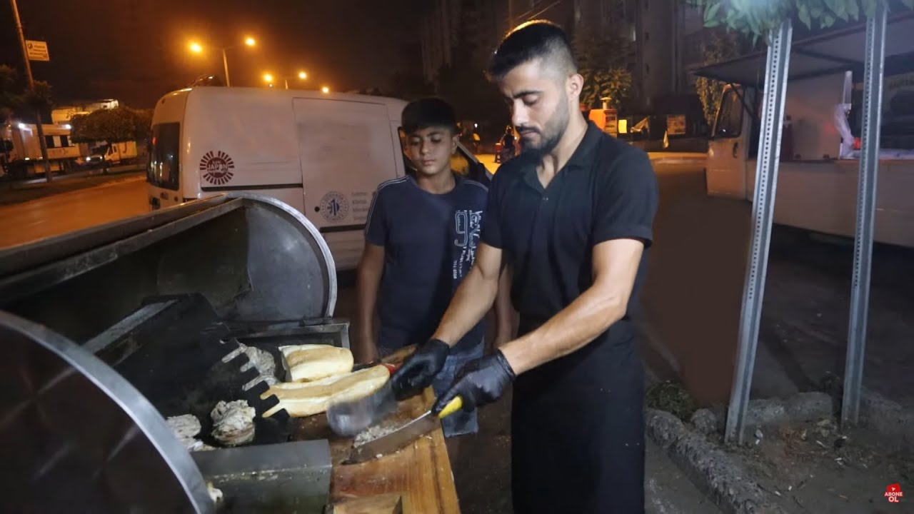 İmza Almak İçin Sıraya Girilen Karizma Kokoreççi Muhammed Usta!!!