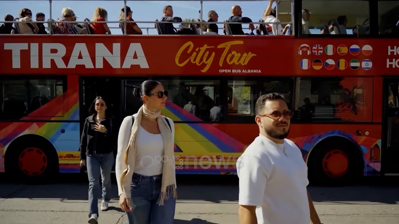 Rama: Autobus turistik për vizitorët duke treguar historinë e kryeqytetit