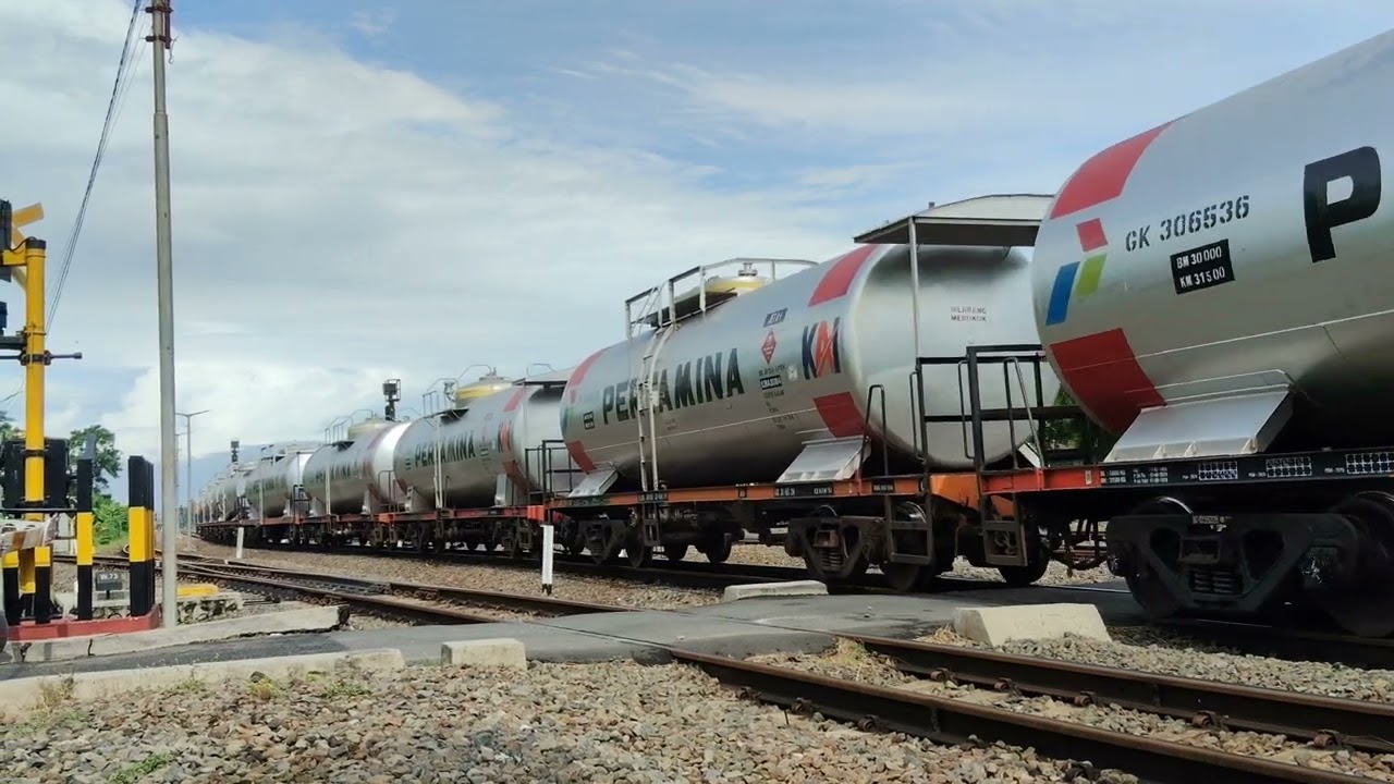 Perlintasan Rewulu Buka Tutup Pas Jam Sibuk - Kereta Pertamina Keluar masuk Terminal BBM Rewulu